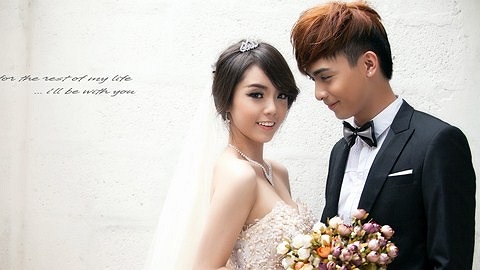 Đến ngày 11/6, khi chuẩn bị trang phục trong một chương trình chụp đồ cưới, anh Tú bất ngờ hôn lên má Hân. Sau đó Tú hỏi: 'Làm bạn gái anh nha', cả 2 đều đỏ hết cả mặt chỉ biết tủm tỉm cười 