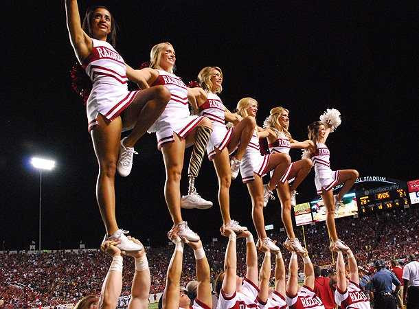 Trong những bài biểu diễn, Patience luôn biểu diễn hết mình và làm những động tác khó không thua kém các bạn nữ khác.