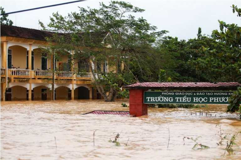 Trường tiểu học Phương Mỹ (huyện Hương Khê, Hà Tĩnh) bị ngập toàn bộ. Ảnh: TTO