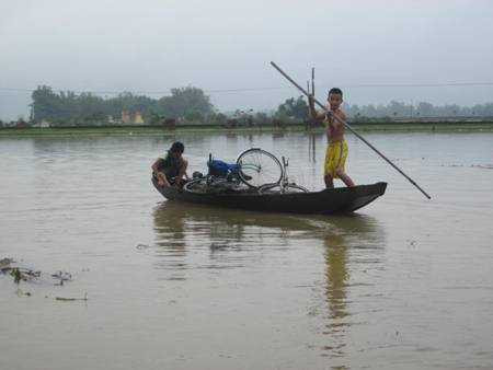 Mưa lớn liên tiếp trong 2 ngày qua khiến rất nhiều hồ đập xả tràn và vỡ gây ngập úng ở vùng hạ du. 