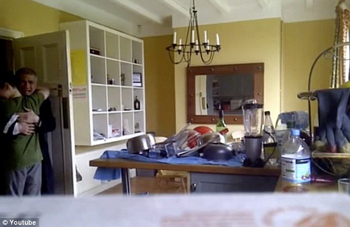 Cầm tờ giấy trên tay, ông bố hạnh phúc đến nỗi không cầm được nước mắt của mình, ông bất chợt ôm con trai vào lòng.