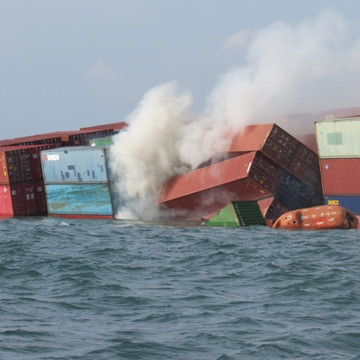 tàu container, bốc cháy, hóa chất.