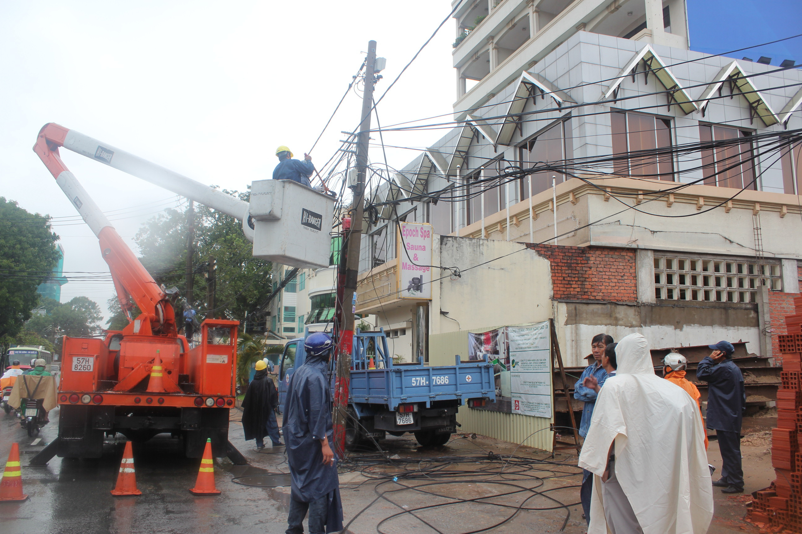 Lực lượng chức năng tiến hành khắc phục sự cố 