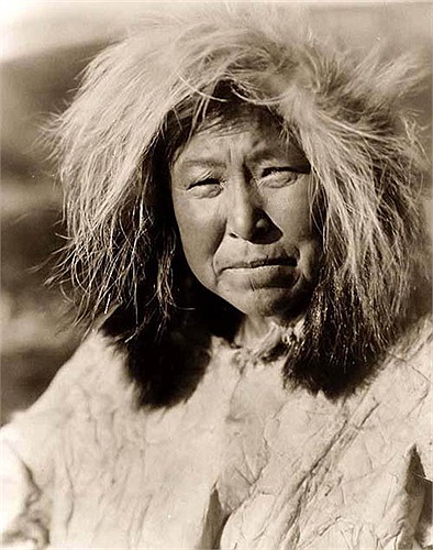 Các chàng trai của tộc người này được xem là trưởng thành và có thể lấy vợ khi trở thành những tay săn bắn cừ khôi, còn các cô gái bước vào tuổi dậy thì.