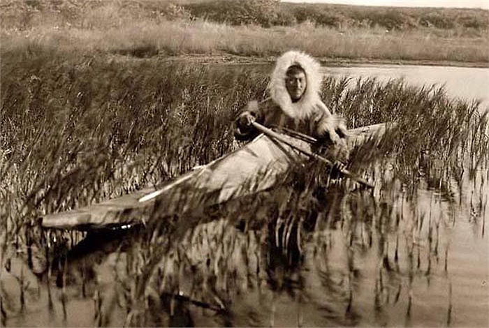 Tuy sống ở một nơi được cho là lạnh nhất hành tinh, song điều đó không làm ảnh hưởng tới cuộc sống cũng như tinh thần của người dân nơi đây.