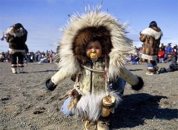 Người Eskimo vẫn vô cùng lạc quan, yêu đời và vui vẻ. Mỗi một mùa lại có những lễ hội khác nhau như lễ hội chào xuân, hội chào hè, lễ hội dựng nhà băng tuyết, lễ hội làm thuyền, đua chó…