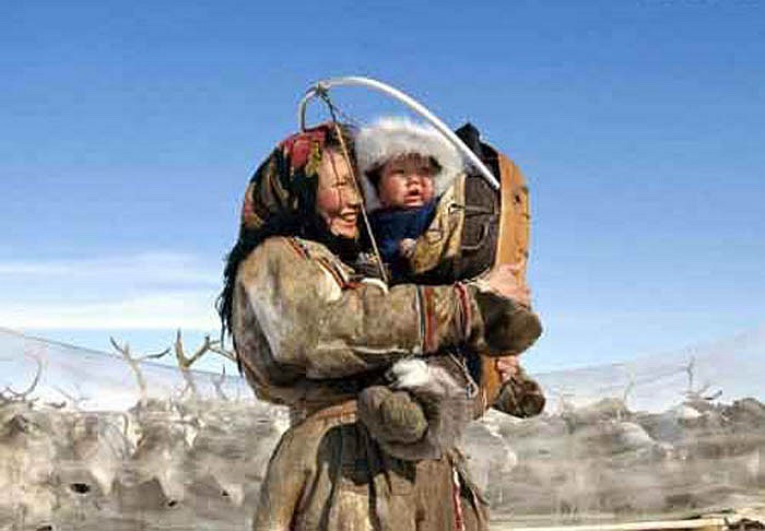 Họ sống chủ yếu bằng nghề săn bắn. Họ thường tổ chức các cuộc săn bắn thú như hải cẩu, gấu bắc cực, hươu, cá tuyết và sư tử biển…