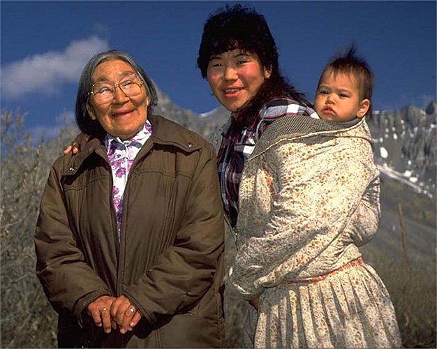 Họ tích trữ số thịt săn bắt được cho suốt mùa đông băng giá. Hải cẩu là món ăn mà người Eskimo yêu thích nhất.