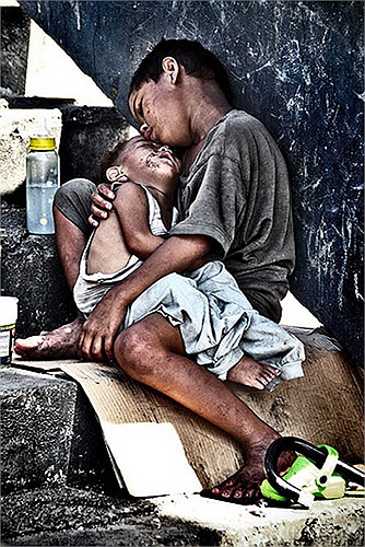 Nền kinh tế thế giới khủng hoảng đã đẩy cuộc sống người dân của nhiều nước nghèo bị ảnh hưởng trầm trọng.