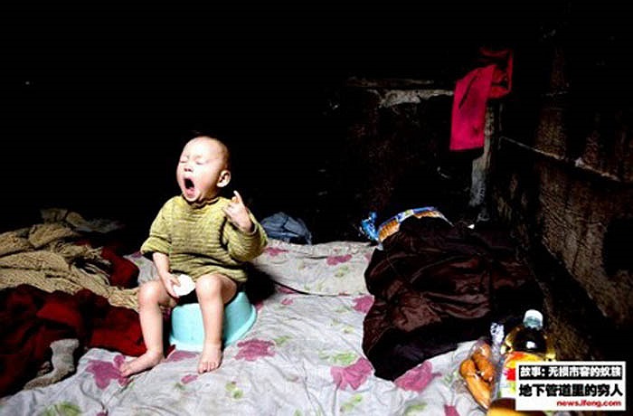 Chồng Battsetseg đã chết vì một nhóm người vô gia cư đột nhập vào ‘nhà’ giết hại. Giết chồng cô rồi, chúng cướp hết thực phẩm, chiếu ngủ và số tiền ít ỏi.