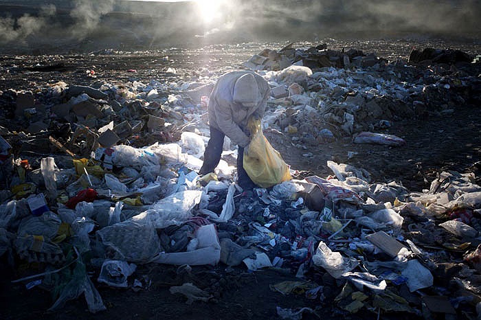 Những gia đình sống dưới đường ống ngầm sống chủ yếu kiếm ăn bằng việc nhặt rác, phế thải. Trung bình một ngày họ kiếm được 1 USD. Họ dùng số tiền ít ỏi này sống cho ‘qua ngày đoạn tháng’.