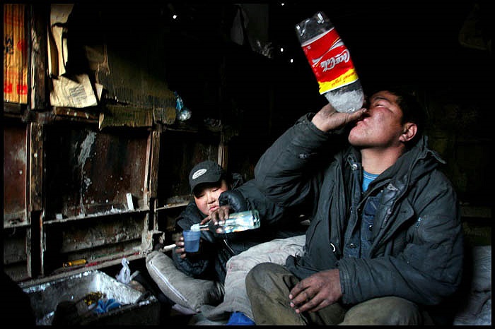 Nhiều người đã dùng tới rượu để chống chọi với giá rét và quên đi những lo toan cho những ngày tháng mịt mù ở phía trước.