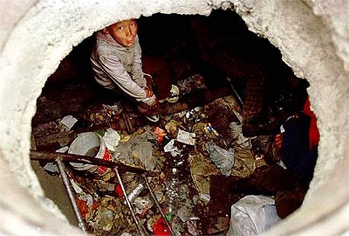 “Chúng cháu bị đối xử tệ bạc, ghẻ lạnh. Sống ở đây còn thoải mái hơn nhiều, mà cũng không quan trọng việc phải ở đâu đó, vì rất có thể ngày mai không xa chúng cháu có thể bị chết vì lạnh và đói, khát’, Ultree cho biết thêm.