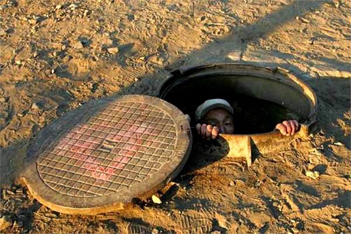 Người ta gọi những người này là ‘đàn kiến, bầy chuột’ vì nơi ở của những người này là những cống ngầm tối tăm, ẩm thấp trong lòng thành phố.