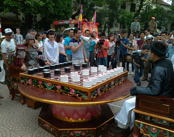 Bàn cờ khổng lồ kích thước 1,5m x 1,4m, đường kính quân cờ 12cm 