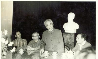 GS. Viện sĩ Nguyễn Văn Hiệu (bên trái Đại tướng) trong một buổi làm việc với Đại tướng Võ Nguyên Giáp. Ảnh: VGP