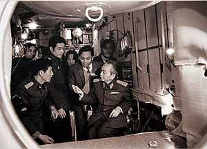 Tháng 7/1980, Đại tướng Võ Nguyên Giáp thăm Trung tâm huấn luyện Gargarin, Liên Xô. Trong ảnh: từ trái sang phải: Anh hùng Lao động Phạm Tuân, phi công vũ trụ Bùi Thanh Liêm, Viện sĩ Nguyễn Văn Hiệu, Tham tán Đại sứ quán Việt Nam tại Liên Xô Vũ Khoan. Ảnh: VGP
