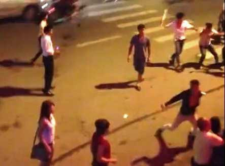 Hình ảnh cuộc 'hỗn chiến' cắt ra từ clip.