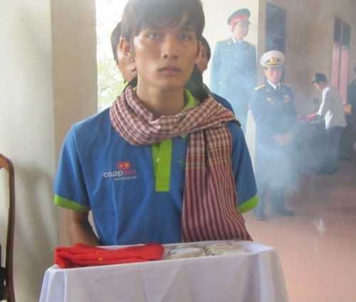 Quốc cùng nhóm bạn của mình đạp xe 1.300 km mang theo nhiều nắm đất ở các tỉnh để đắp lên mộ Đại tướng.