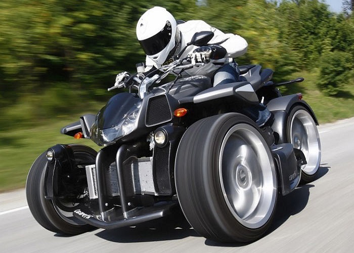 Dòng xe lai giữa môtô và ôtô này được chế tạo và sản xuất tại Pháp bởi công ty chuyên độ xe Lazareth. 