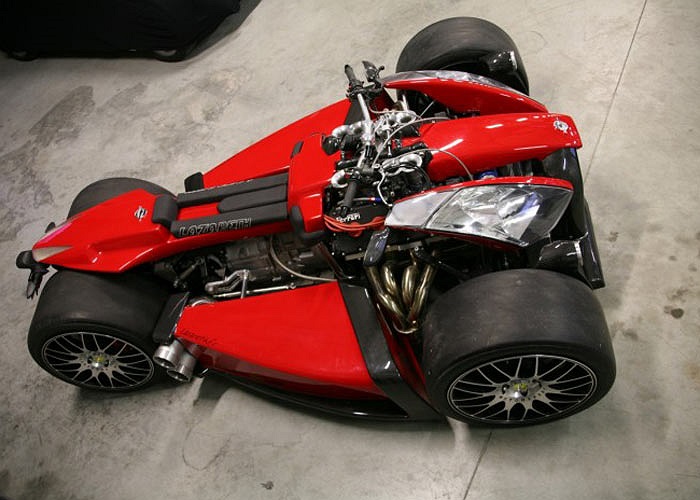 Xe có kiểu dáng vô cùng đặc biệt với thiết kế dựa trên cấu trúc xe ba bánh trong đó hai bánh trước đặt cách xa nhau còn hai bánh sau hợp làm một. 