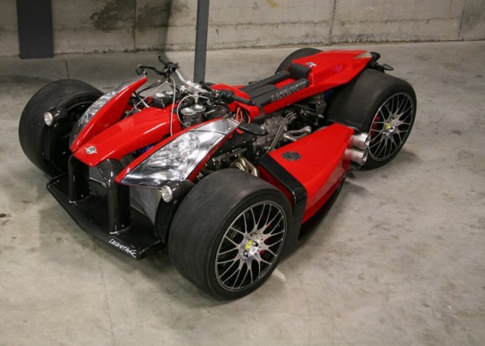 Hai bánh trước dùng lốp cỡ khá lớn 285-30ZR18 và hai bánh sau là loại 312-30ZR18.