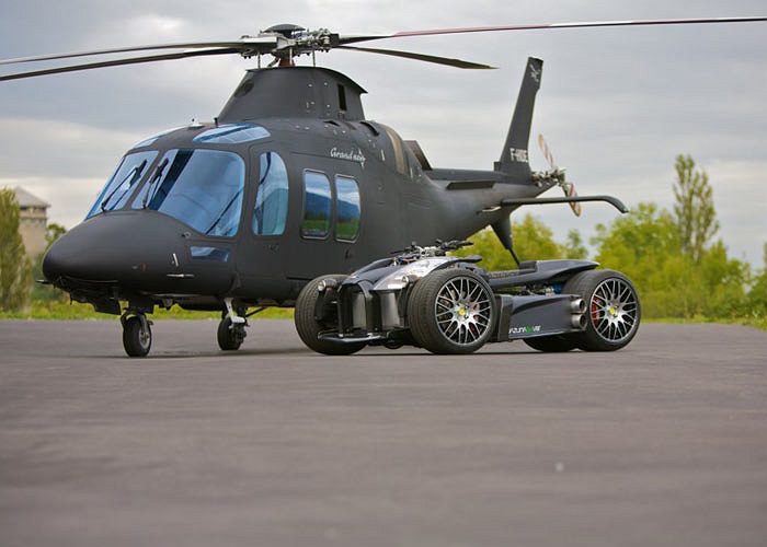 Xe sử dụng động cơ Ferrari V8, dung tích 3.0 lít, cho công suất tối đa 250 mã lực đi kèm với hộp số 6 cấp lấy từ mẫu BMW M3. 