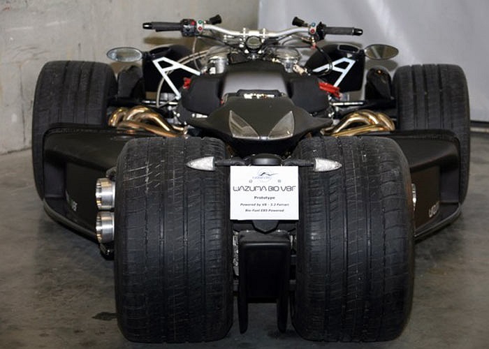 Khối động cơ trên còn được Lazareth độ lại với hai bộ phun xăng lấy từ Yamaha R1. Với trọng lượng chỉ 650 kg, xe có khả năng đạt vận tốc tối đa lên đến gần 320 km/h. 
