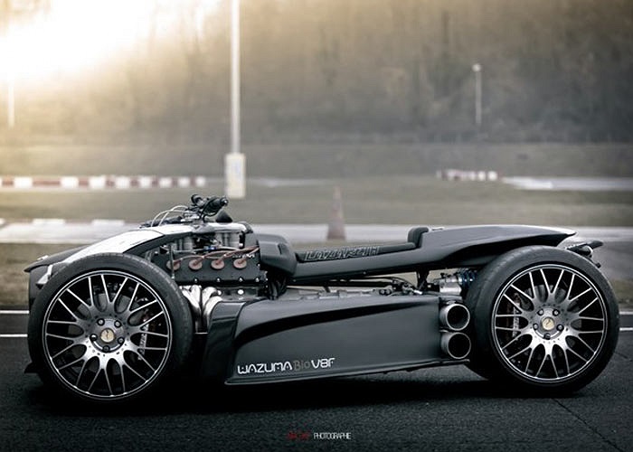 Việc tùy chỉnh và điều khiển động cơ có thể được làm bằng máy tính.