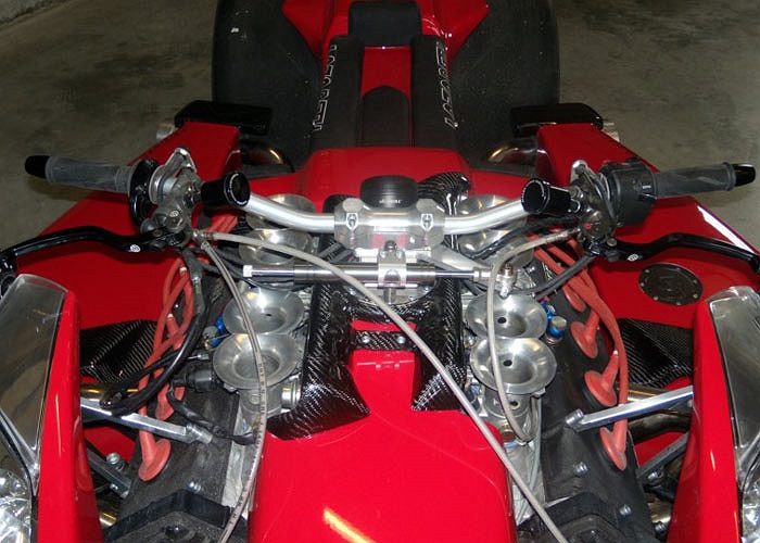 Dù có 4 bánh nhưng mẫu xe này vẫn được xếp là xe máy và được chào bán với giá lên đến hơn 250.000 USD, ngang với một siêu xe Mercedes-Benz SLS AMG