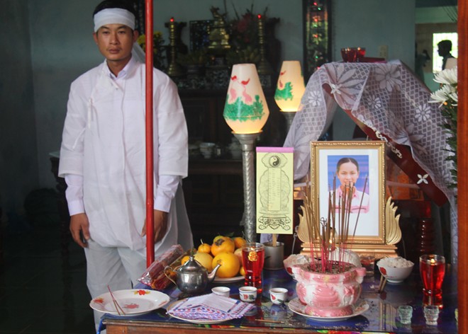  Anh Trang bên quan tài và di ảnh của vợ.