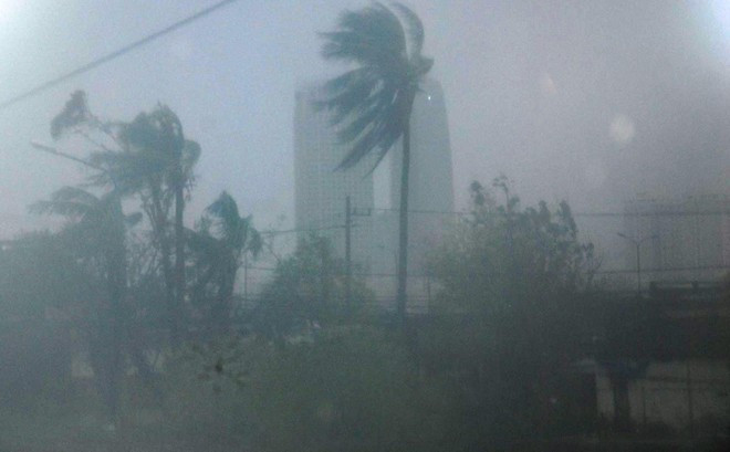 Mưa gió tại TP Đà Nẵng. Sáng nay thành phố cấm đường.