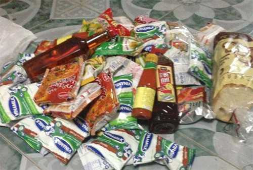 Lương thực dự trữ cho những ngày không ra khỏi nhà vì tin bão của cô sinh viên năm nhất.