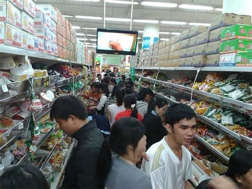 Sinh viên tại Đà Nẵng đi mua lương thực dự trữ vào ngày 8/11. Ảnh trên fanpage Tin nóng Đà Nẵng.