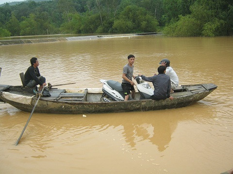 Trục lợi, dân qua đường, ngập lụt