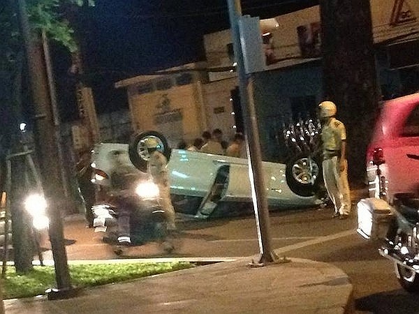 Chiếc xe của Võ Hoàng Yến va chạm mạnh với gốc cây, đổ chổng kềnh.