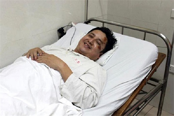 Anh được đưa vào bệnh viện cấp cứu trong tình trạng gãy 5 xương sườn và mặt trái bị xây xước.