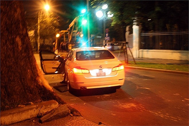 Chiếc Mercedes trị giá gần 2 tỷ của siêu mẫu bị nát phần đầu.