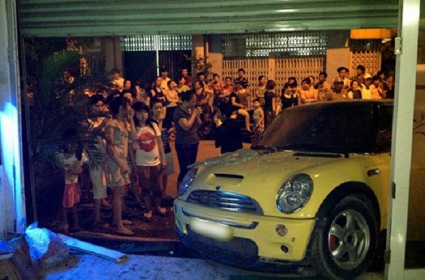 Toàn bộ cửa kính và các vật dụng trong nhà đều bị hư hại nặng. Do gầm xe thấp nên xe bị mắc kẹt tại bậc tam cấp ngôi nhà, không có thiệt hại về người.