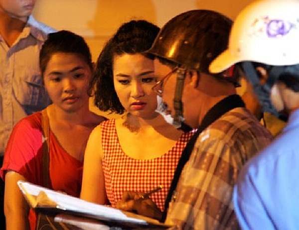 Diễn viên điện ảnh Lê Kim Khánh cũng từng hốt hoảng khi chiếc xe 4 chỗ đang chạy trên đường bỗng dưng bốc cháy. May mắn là không có thiệt hại về người.