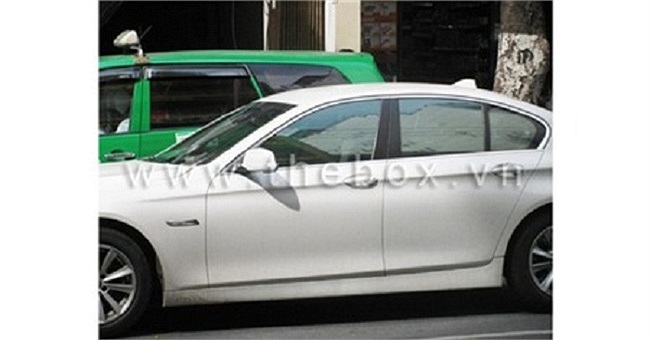 Hồi cuối tháng 4, người mẫu Hoàng Yến bị đụng xe trên phố và phải nhờ đến sự can thiệp của lực lượng cảnh sát.