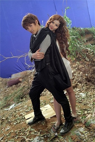 Vừa là người yêu ở ngoài đời vừa là người yêu trong MV 'Tìm về' của Đông Nhi, Ông Cao Thắng vào vai rất ngọt ngào.