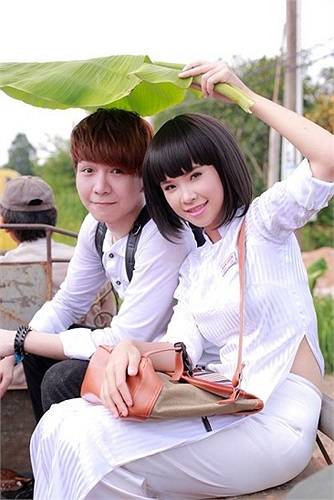 Hotboy nhóm La Thăng Kelvin Huy Khánh vào vai cậu bạn tinh nghịch của Khởi My trong MV 'Gửi cho anh'. 