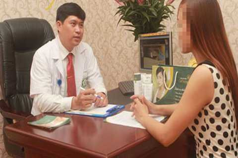  Đối tượng Nguyễn Mạnh Tường trong một lần tư vấn cho bệnh nhân đến thẩm mỹ viện của mình làm đẹp.