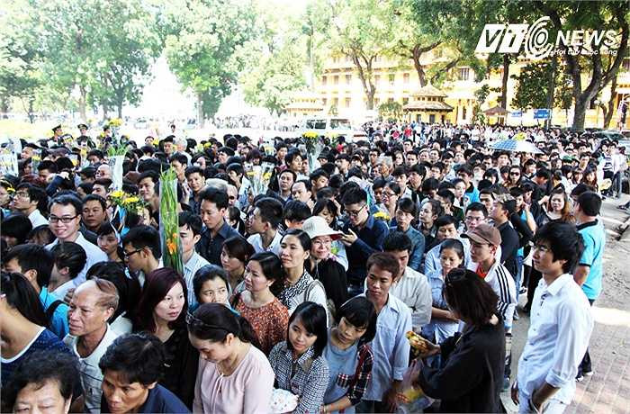 rất đông đồng bào từ các tỉnh xa về, xếp hàng từ 4h sáng để đợi đến lượt vào viếng Đại tướng.