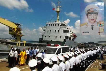 Cán bộ, chiến sĩ Lữ đoàn 171 chào tiễn biệt trung úy Đinh Văn Nam (ảnh nhỏ). Ảnh: Trần Mạnh Tuấn