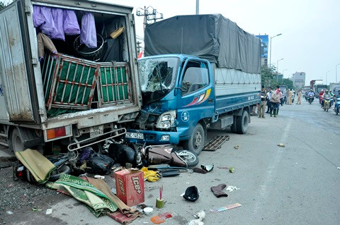 Đỗ xe bên lề đường, hai phụ nữ bị xe tải đâm tử vong