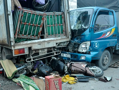 Đỗ xe bên lề đường, hai phụ nữ bị xe tải đâm tử vong