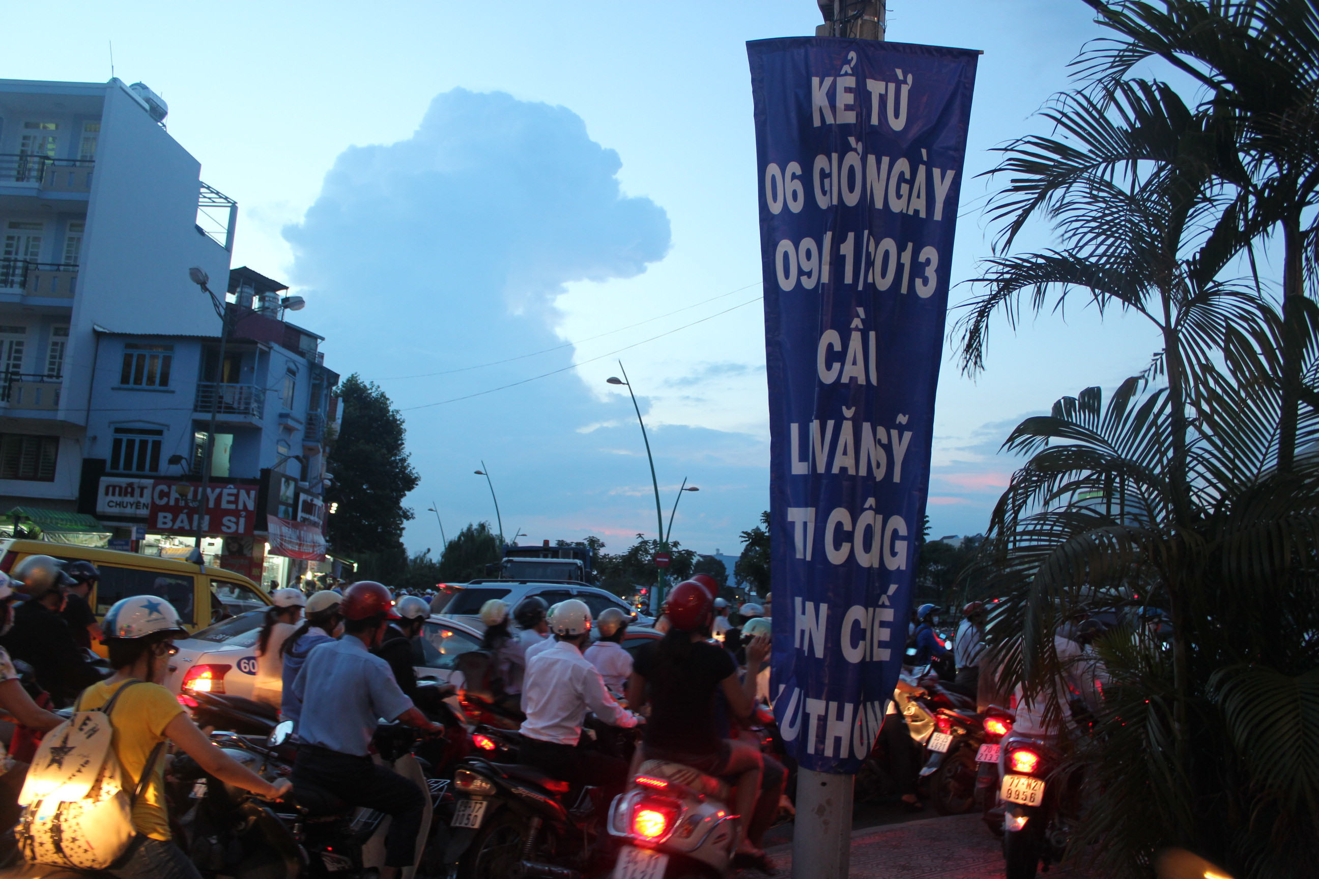 TP.HCM, đóng cầu Lê Văn Sỹ, giao thông hổn loạn, ùn tắc giao thông, cầu tạm