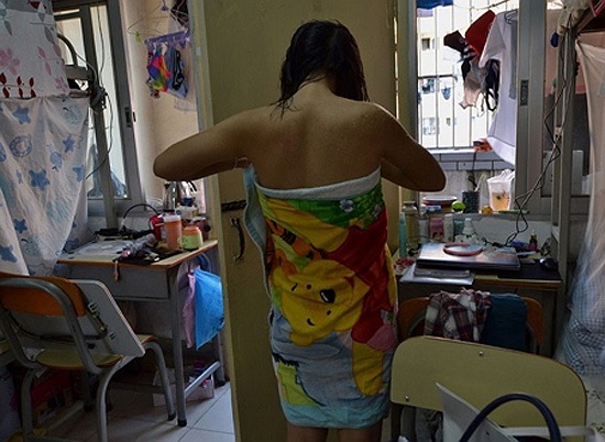 'Kí túc xá của sinh viên nữ' là bộ ảnh đã giành giải Ba trong Triển lãm ảnh Nghệ thuật quốc tế Trung Quốc. Tác giả của bộ ảnh này là Huang Yan sinh viên trường Báo chí và Truyền thông ở Quảng Tây, Trung Quốc.